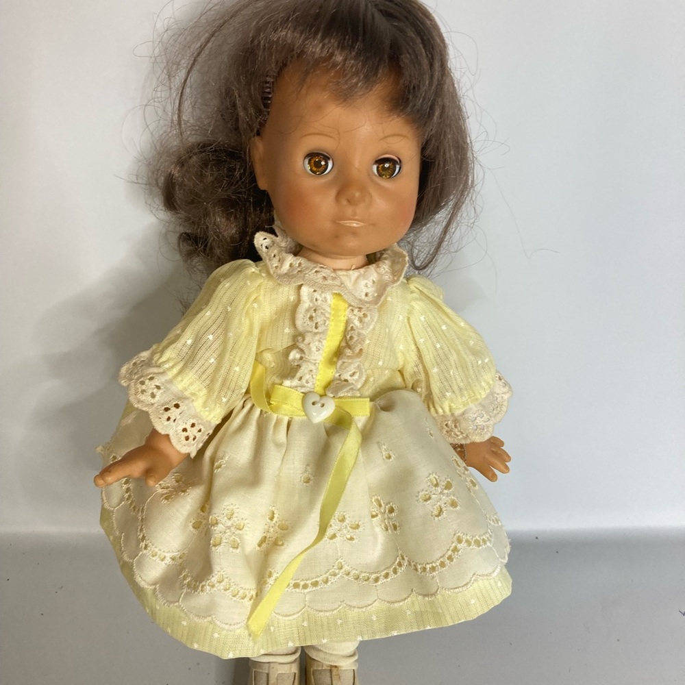 Vintage 1987 Gata Baby Doll 11” Sleepy Eyes Yellow Dress Brunette RARE